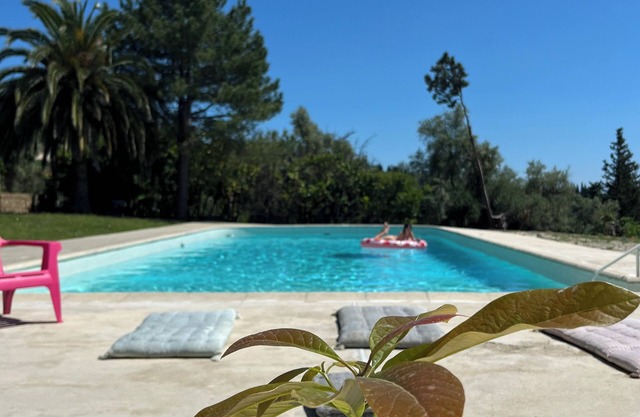 3-room apartment on top floor of 1 "bastide grassoise" in private estate with swimming pool