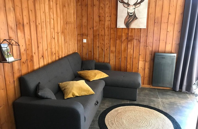 3-room chalet, sleeps 7, parking, pets allowed