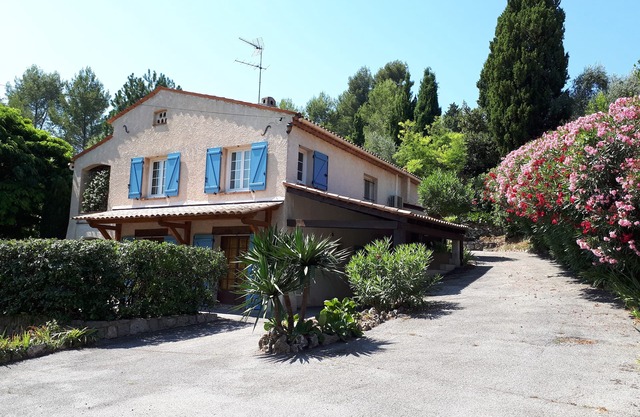 3-room villa with garden.