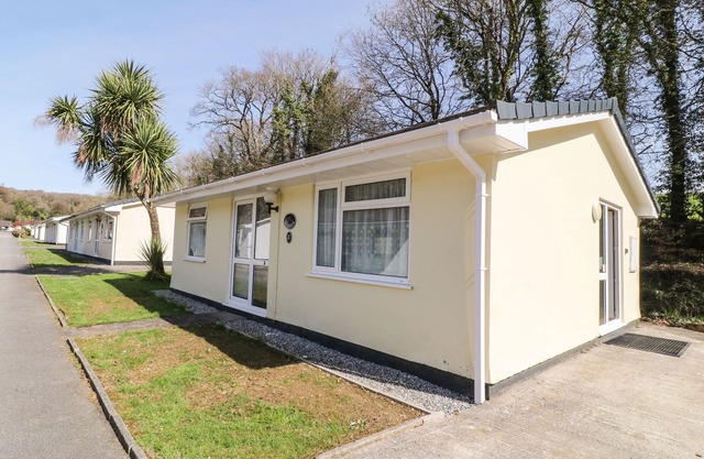 3 ROSECRADDOC LODGE, pet friendly, with a garden in Liskeard