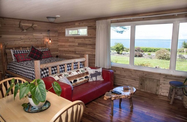 3-Rustic Cabin · 3-NW Rustic Cabin on the water-Beach-full kitchen