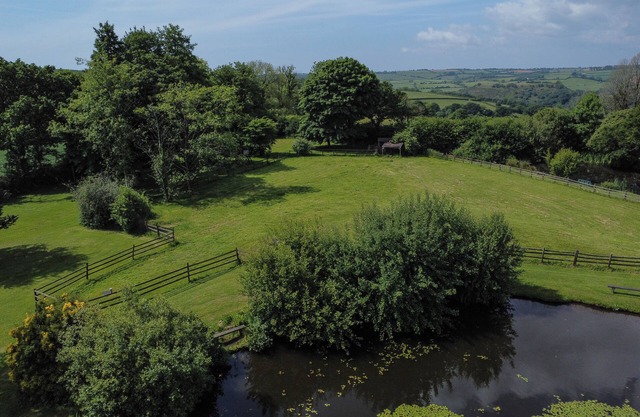 3 Stunning lakeside cottages with indoor pool/hot tub + outdoor hot tub, fishing