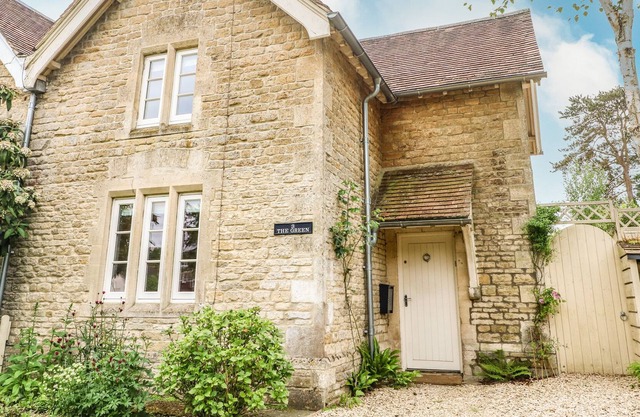 3 THE GREEN, pet friendly, luxury holiday cottage in Chipping Norton