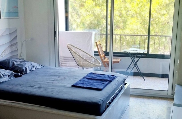 30 m2 apartment. Located 9 minutes' walk from the port, city center and beaches.