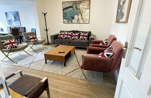 30 min tube to Oxford Street/BH