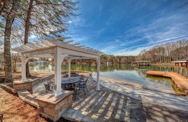 300 feet Private Level Waterfront, Beach, Deep Water Dock, Waterside Firepit