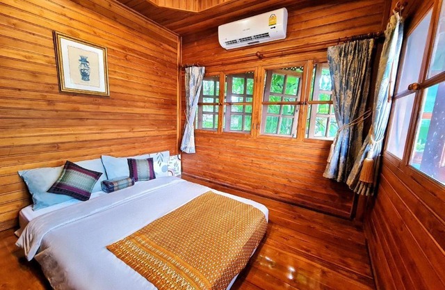 300 Years Old Wooden House w 3 Bedrooms and big yard