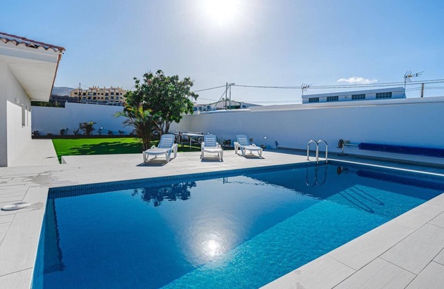 303 VILLA GARDEN HOUSE WITH POOL AND LARGE GARDEN