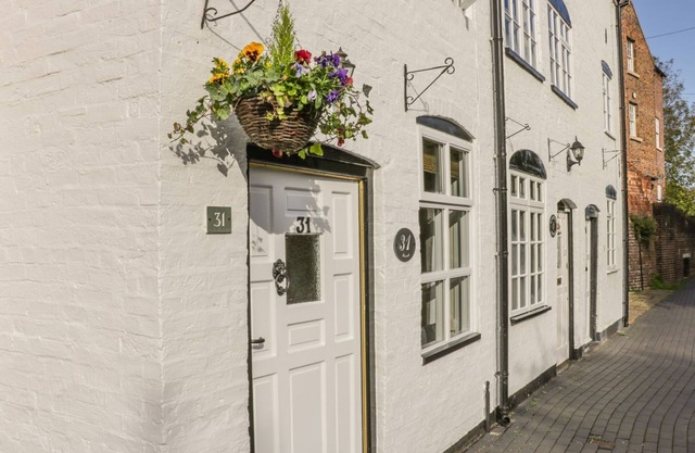 31 RIVERSIDE, pet friendly, character holiday cottage in Bridgnorth