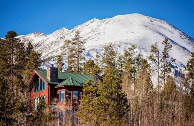 3200+SF Log Home 4BR/4BA Plus Loft With Stunning Views; Minutes to Ski Resorts