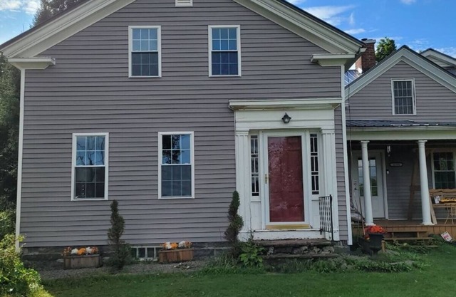 3400 SQ FT House minutes from SLU able to sleep 12 guests