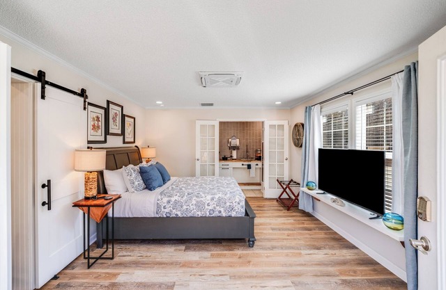 350 sf 3 min From DT Waxhaw Sleeps 2 Private PationThe Little Big Suite