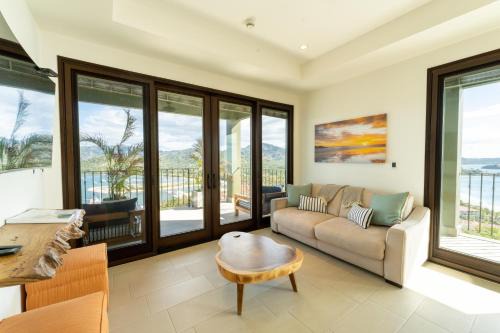 360 Splendor 104B-Ocean View Condo-Breakfast Included!