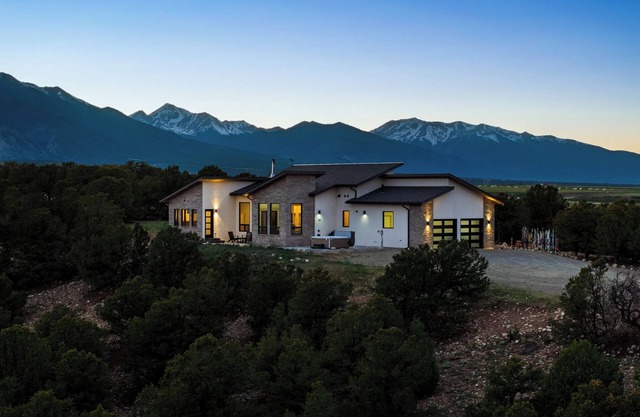 360 views & Private Hot Tub, Near the Hot Springs