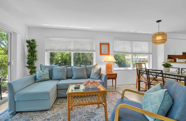 360B - Boca Retreat w/Pool, Parking, Near Evert Tennis & Shops