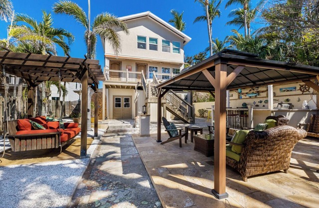 371 Park Ave - 4 Bed/2 Bath - 2 Kitchens - Outdoor Kitchen - Sleeps 8 - Pet Friendly!