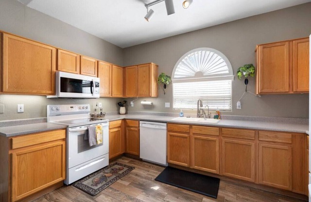 3BDRM home |KING bed|Private backyard|WFH