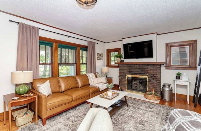 3bed/1.5bath Modern Retreat w/Hot Tub