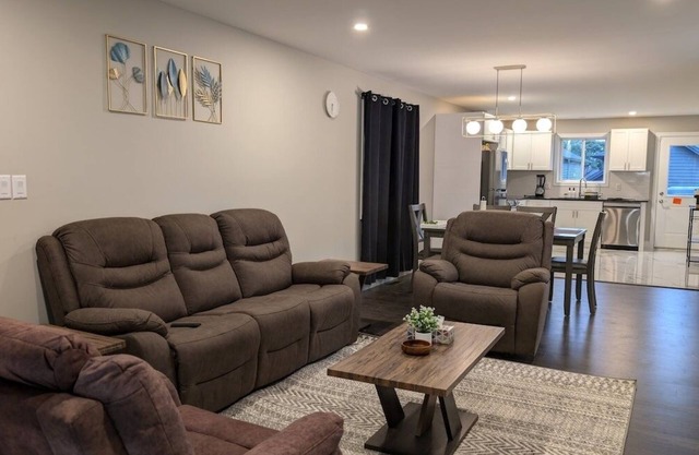 3bed Family abode in East Windsor/Tecumseh Rd