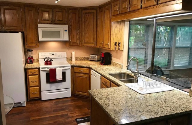 3Bedroom 2 Bath Home. Close to Trilith Studio's Airport… shopping mall.