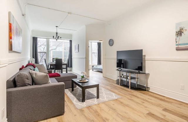 3BR Apt with Netflix - Near King street