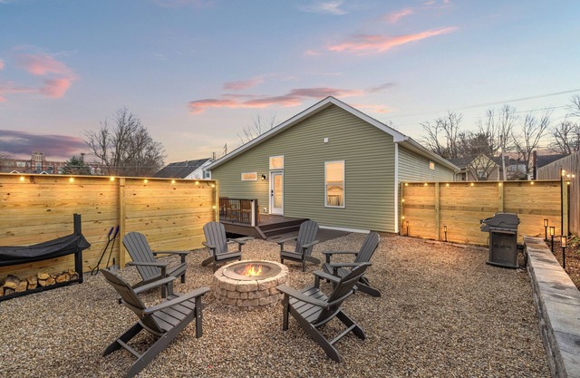 3BR Cottage, Fire Pit, Near Horse Park, Walkable to Downtown Shops & Restaurants