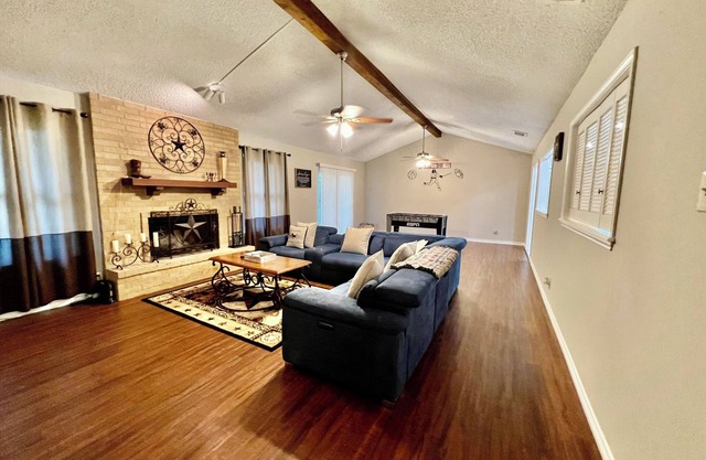 3BR Furnished Retreat w/Yard, BBQ & Fast Wi-Fi – San Antonio