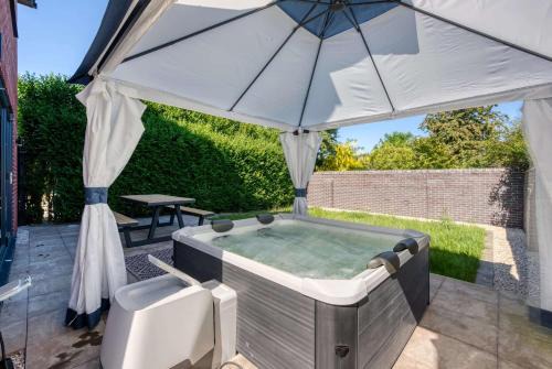 3BR Home nr M6 Hot Tub Parking & Garden