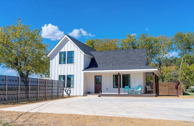 3BR in Saint Jo, Near Wineries & Square