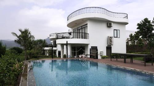 3BR Lake View Ivory Hoa Binh Villa