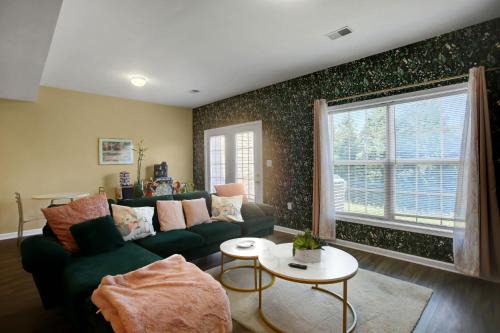 3BR Townhouse with Netflix & Grill Near Trails