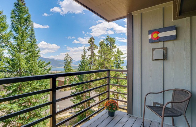 3rd-Floor Condo w/Lake Dillon & Mtn Views!