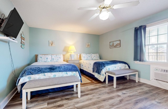 3rd-floor studio condo with streaming, AC & kitchenette - beaches & golf nearby