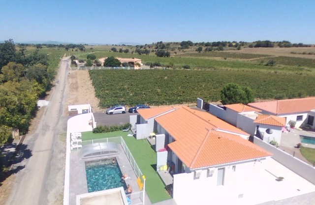 4 apartments in a quiet country villa with pool, near the sea