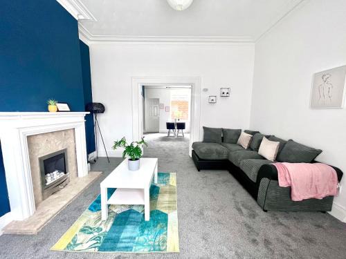 4 Bdrm 10 Min Walk To Hospital