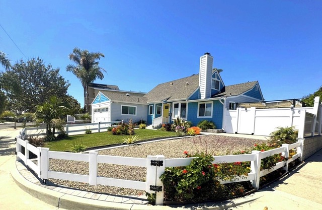 4-bdrm house, 2 miles from Beach-Pet Friendly-HotTub-Playroom-Playground-Heat/AC