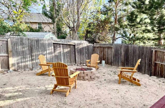 4 Bdrms, fenced back yard, Pool Table & Mtn Views