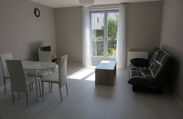 4-bed apartment ideally located 10 minutes walk from the lake