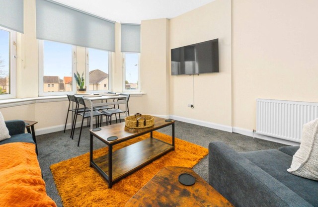 4 Bed Flat With Parking Sleeps 8 in Fife