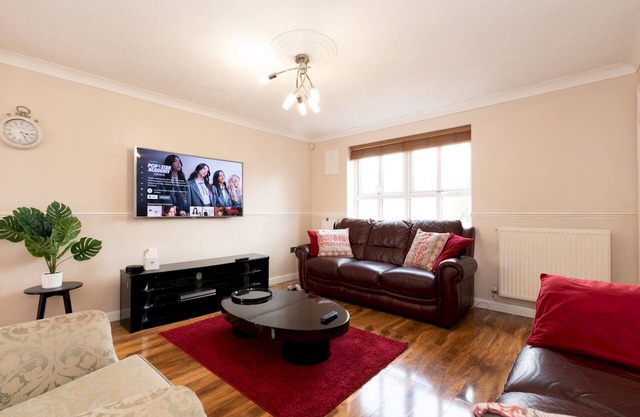 4 Bed House in Greater London + Parking | Pass the Keys