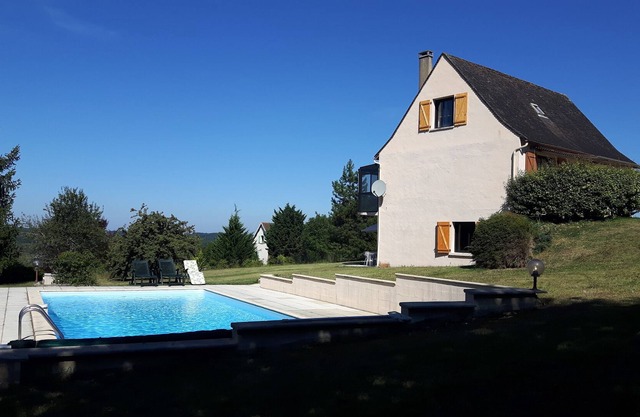 4-bed, private pool, large garden, stunning views