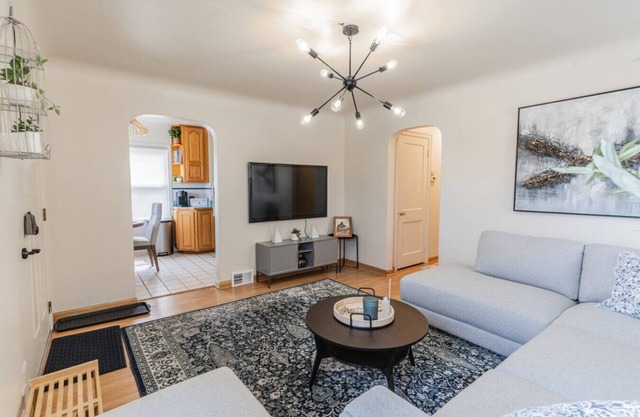 4 Bedroom 2 and a half bath that Sleeps 8 Near it all Ford Telegraph