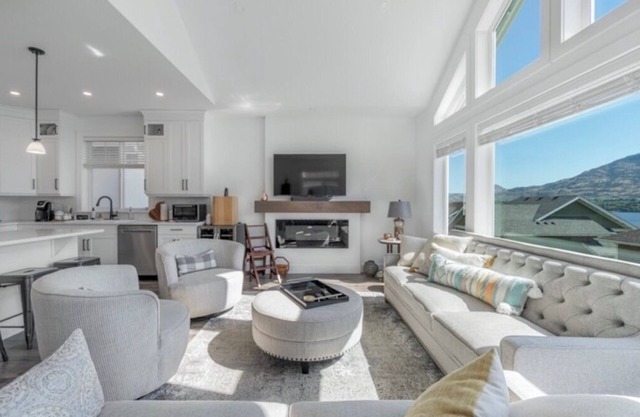 4 bedroom, 4 Bathroom on the LakenEnjoy Beach in Summer, Ski in Winter