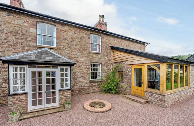 4 bedroom accommodation in Skenfrith, near Monmouth