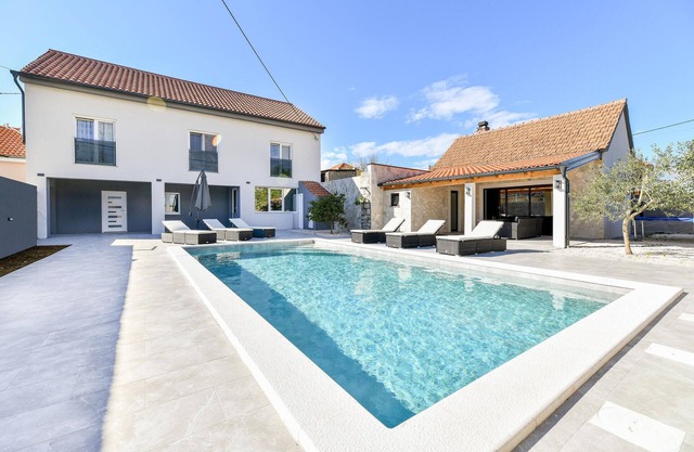 4 bedroom amazing home in Prkos