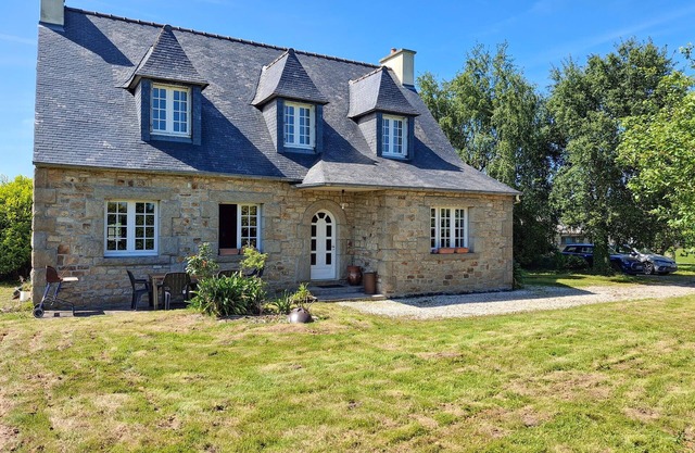 4 bedroom awesome home in Plouigneau