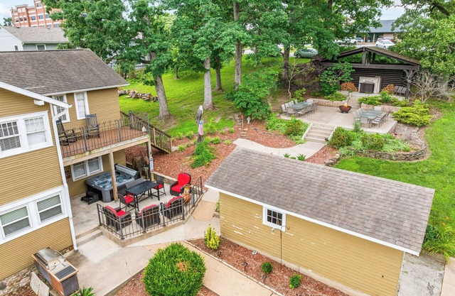 4 bedroom close to The Branson Landing! Hot tub!