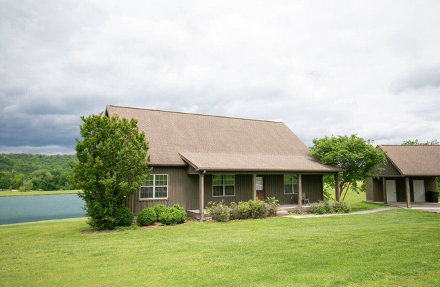 4 Bedroom cottage on cattle ranch, river access