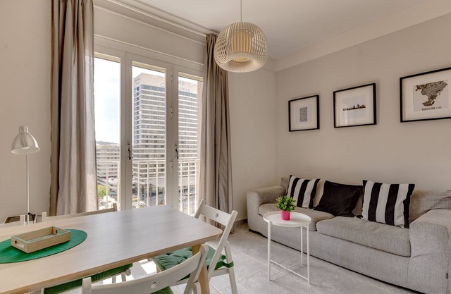 4 Bedroom High-Rise Fira Montjuic Plaza Espanya Apartment. Amazing views!