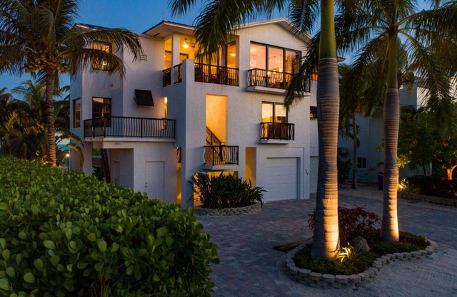 4 Bedroom home w/pool, DOCKAGE, beach access & more in Islamorada